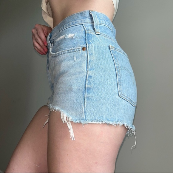 Levi's Women's Premium 501 Original Shorts - Picture 4 of 15